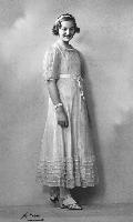 4. 1928: Almindelig grund af Gurli Hedt-Rasmussen. Billedtekst: Kjolen er min frste lange kjole, beregnet til afdansningsbal og juletr - syet af min mor.