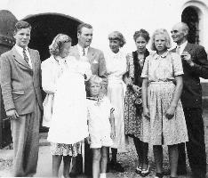 6. 1934: Den dag prinsessen blev sat p porten af Anne Christen Hansen. Billedtekst: Juli 1948 - Hvorup kirke ved ftter Claus db.
