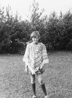 17. 1958: Den frste bloddrbe... og lidt mere af Annette Daugaard Bentzen. Billedtekst: Juni 1970. Jeg er 12 r og meget glad, for tante Sigrid har sendt mig en hjemmehklet poncho i turkis og hvid.