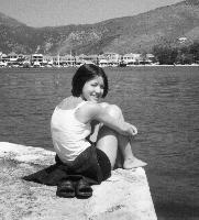 27. 1985: Lykken er at vre normal af Nina Munk Thomsen. Billedtekst: 14 r og p ferie i Grkenland - sommeren 1999.